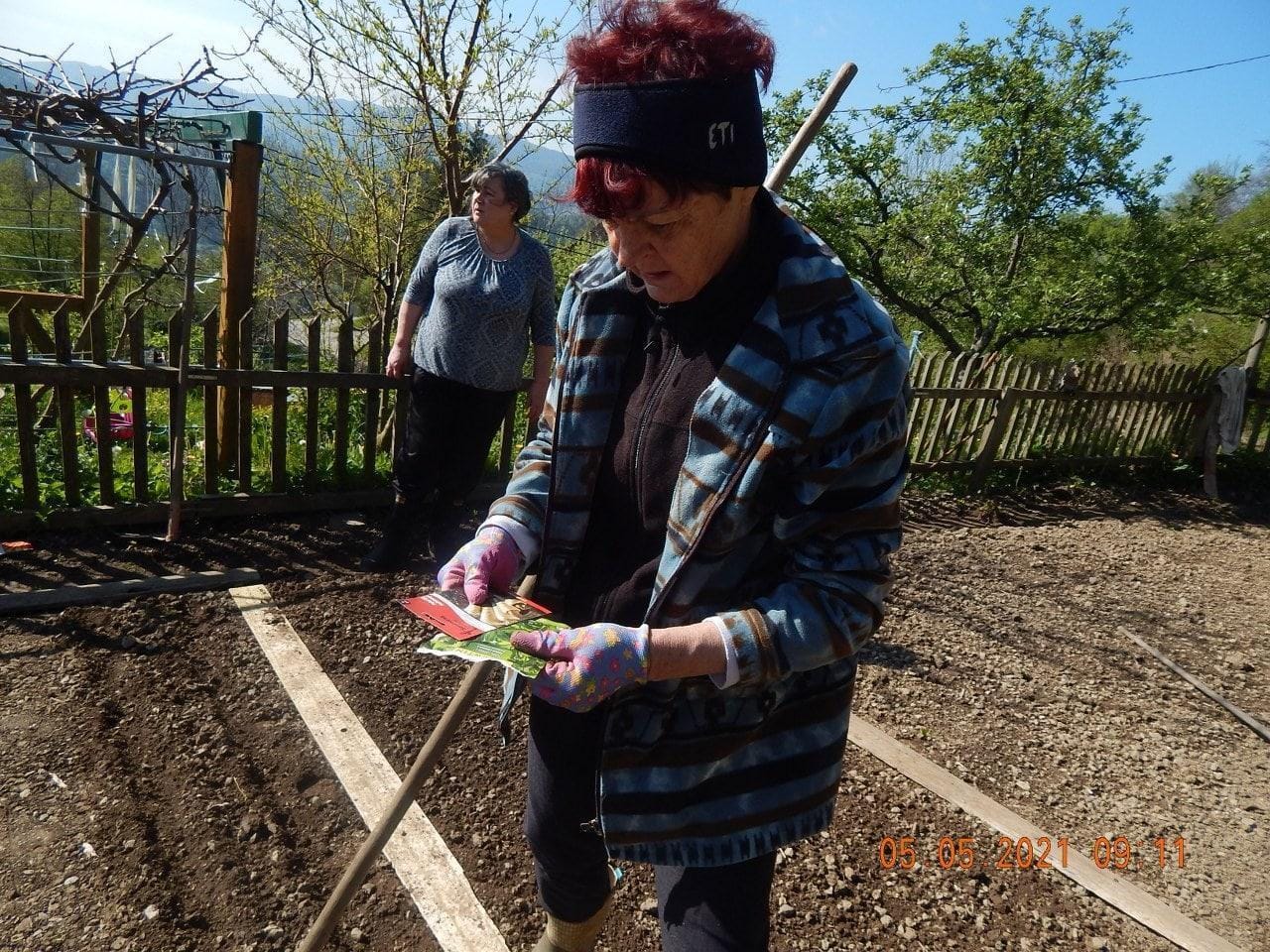 Kmečke žene in dekleta pričele z deli na vrtu