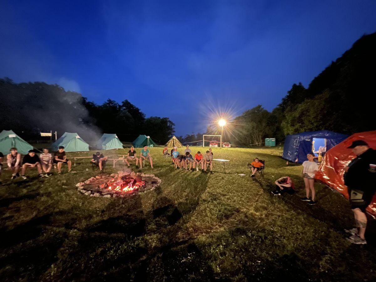 Dvajset mladih gasilcev navdušenih nad nočno stražo