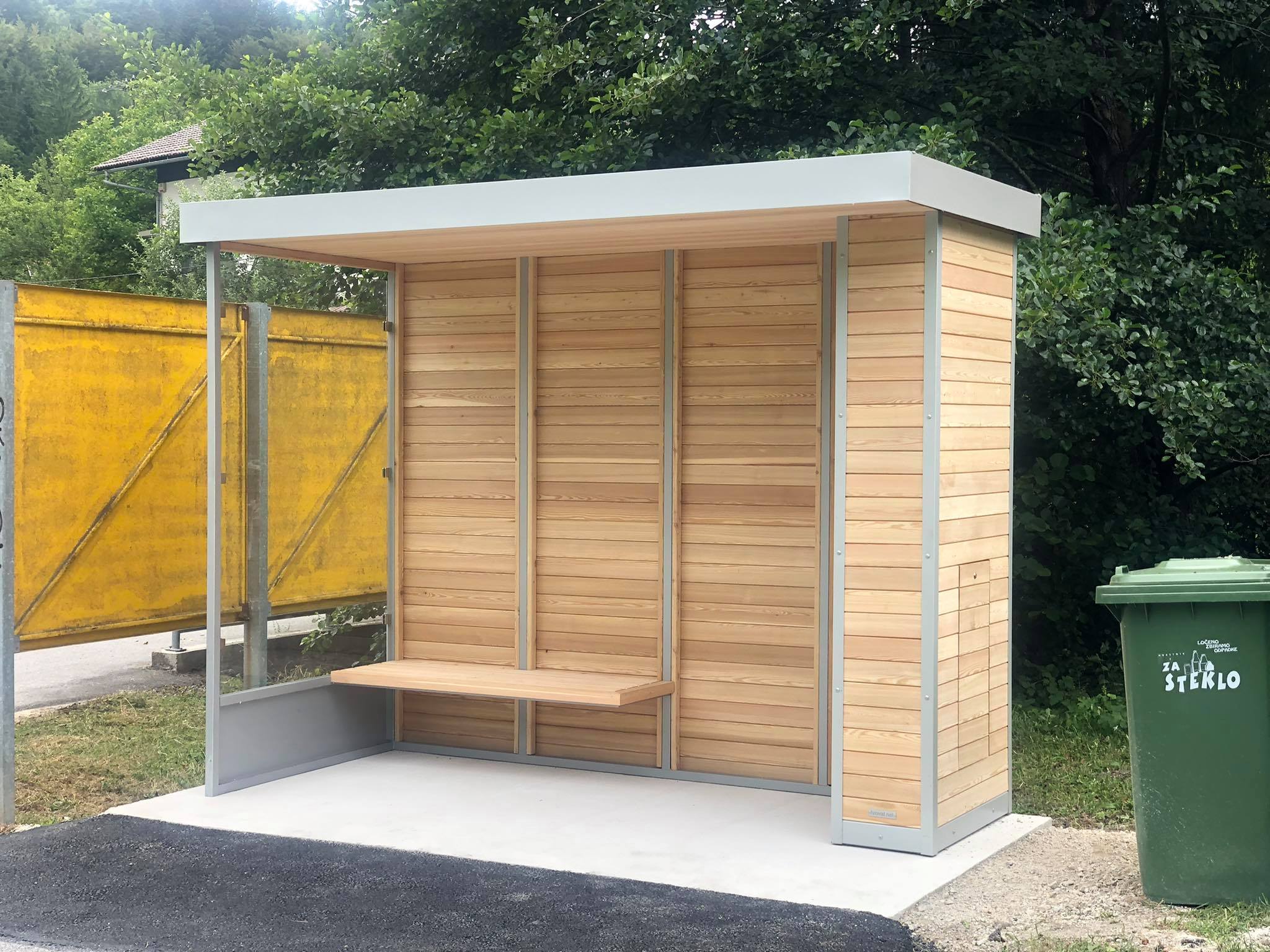 Postavili dve novi avtobusni postaji