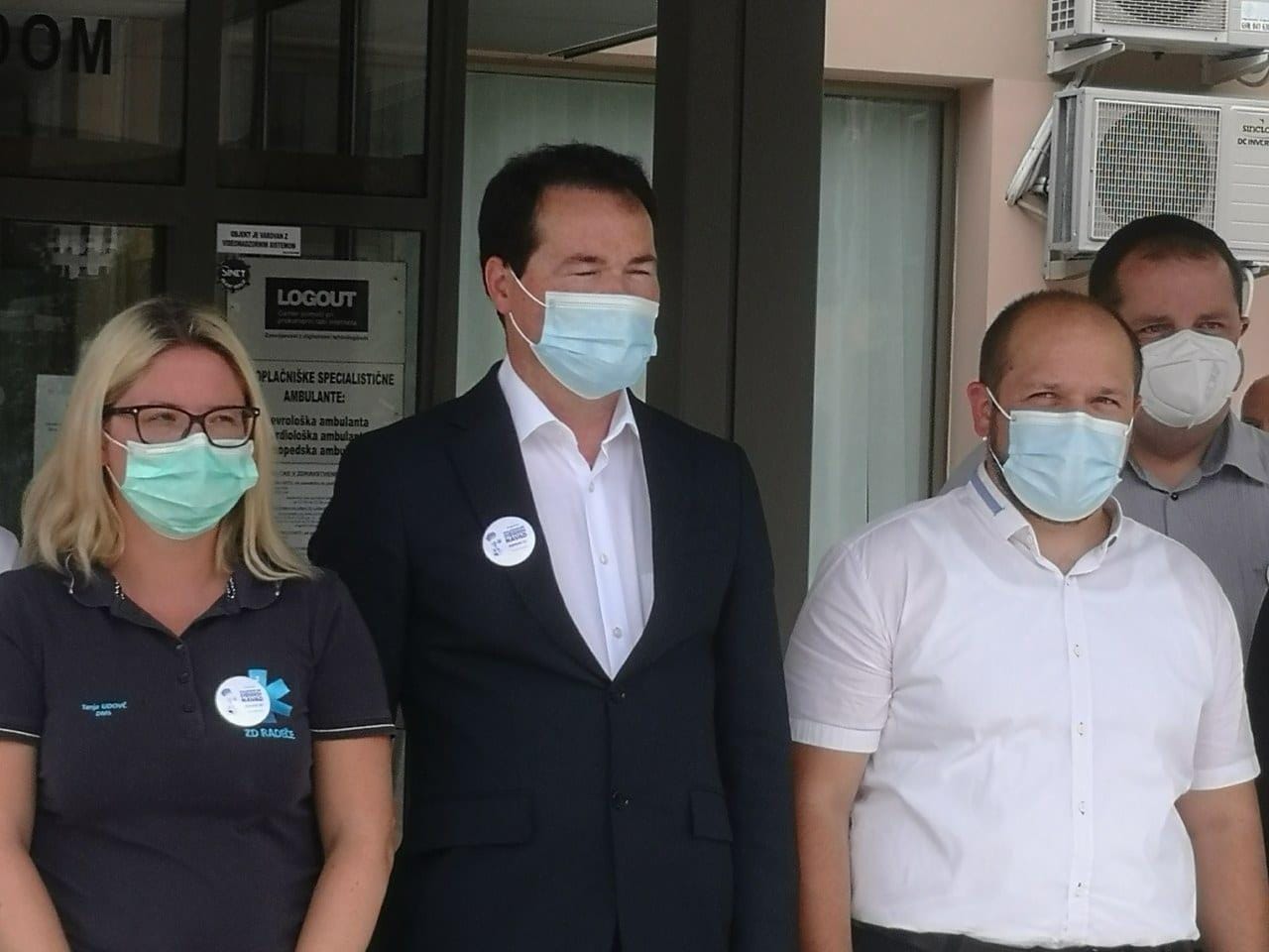 Minister Poklukar zadovoljen s cepljenjem v Radečah, napovedal četrti val epidemije