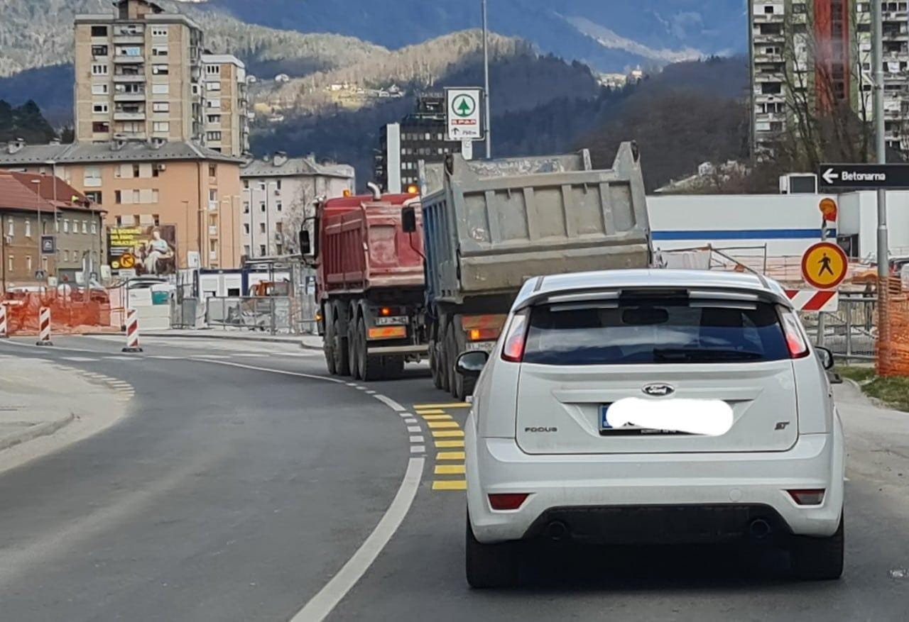 Zapore na pločniku od Lidla do Pilona