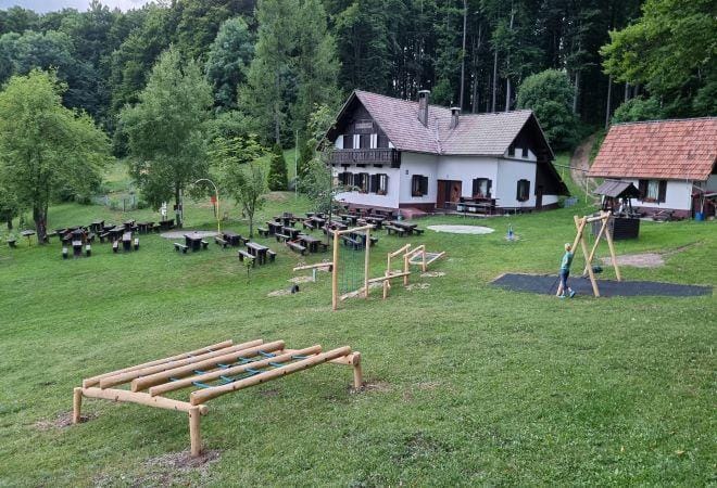 FOTO: Moderna igrala iz robinja po novem na Čemšeniški planini