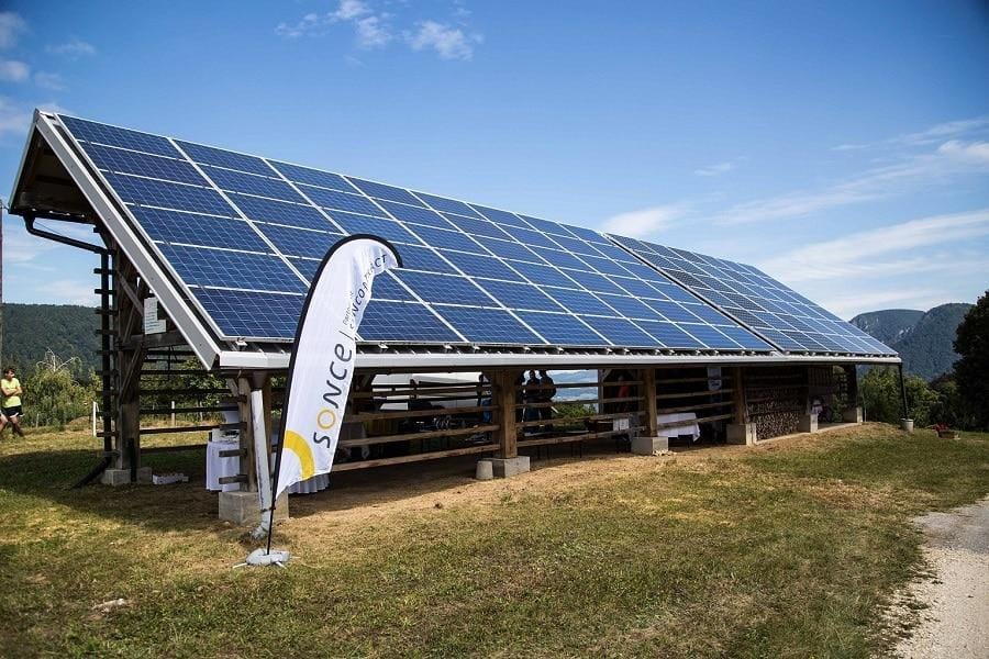 Nad Radečami pionirski projekt 100 odstotno samooskrbne vasi