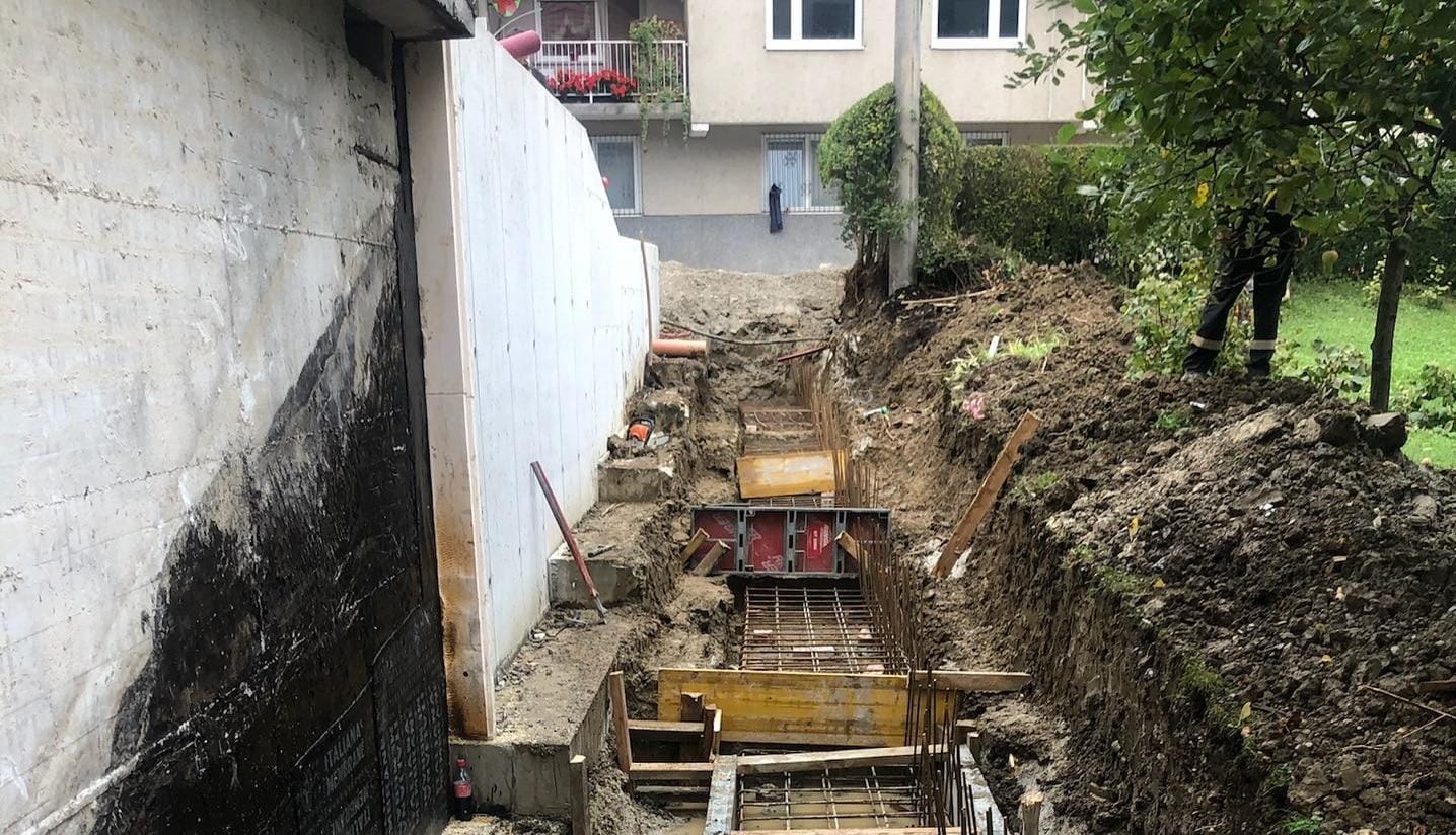 Ovira pri lekarni gre (končno) stran