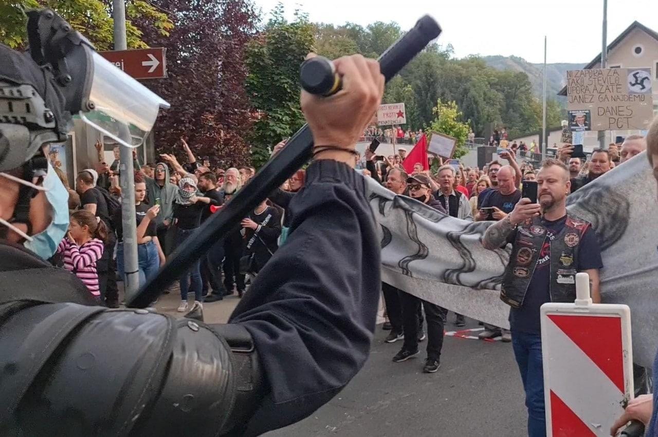 VIDEO: Premier na skrivaj v dvorano, pred vrati pa več sto glava besna množica