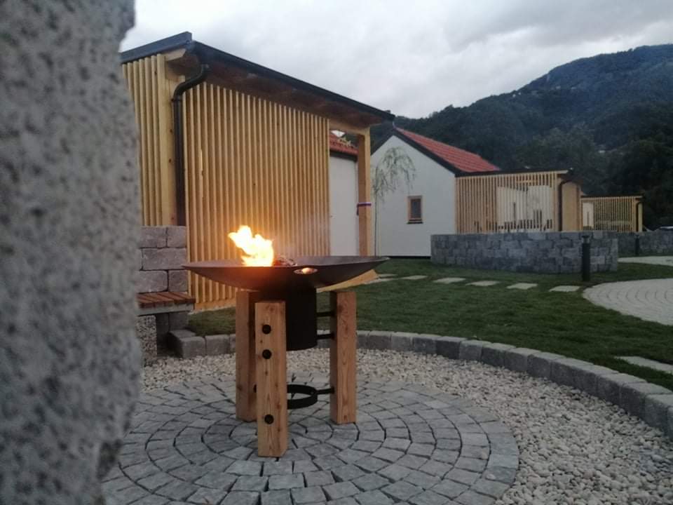 EKSKLUZIVEN vpogled: Prvi ogenj prižgan v turistični ribiški vasici