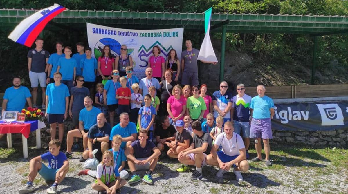 Tekmovalo rekordnih 50 sankačev