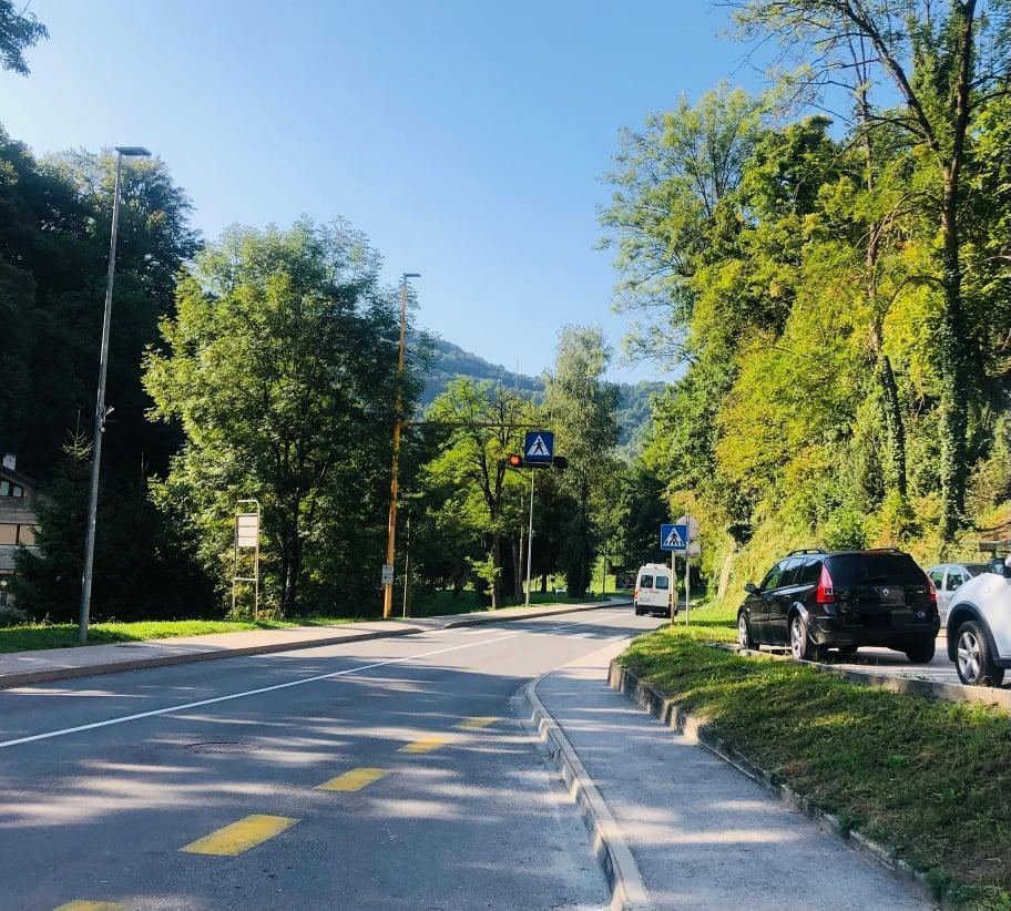 Sečnja ob glavni cesti, zaprto parkirišče