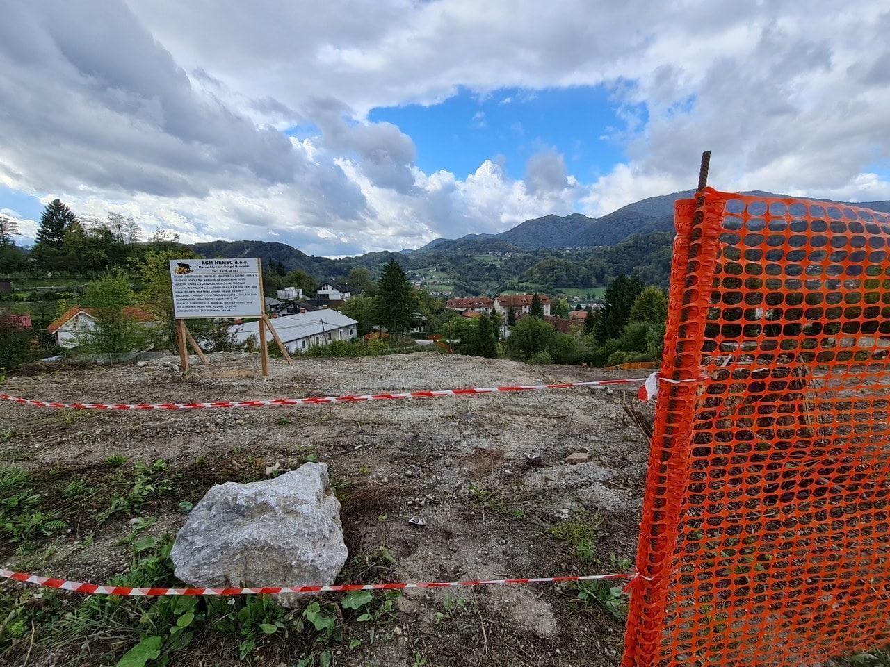 Zadnji krak ceste čez hrib že "vrezan", ampak ...