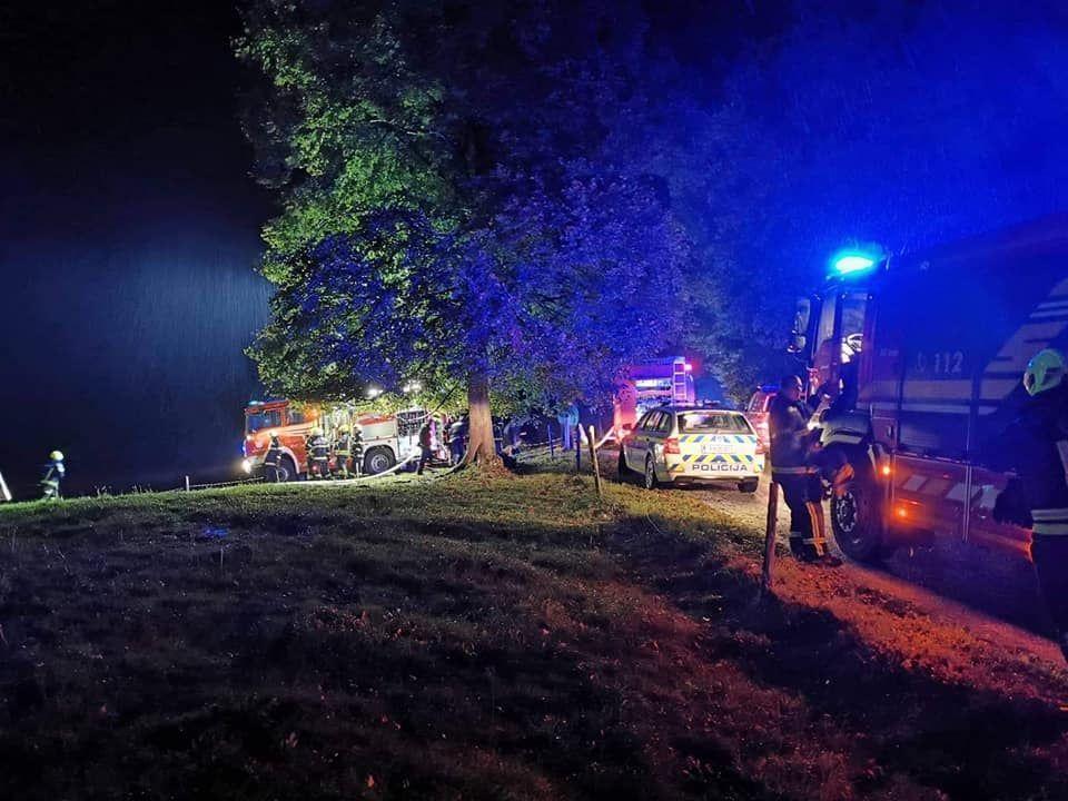 FOTO: Požar povsem uničil objekt