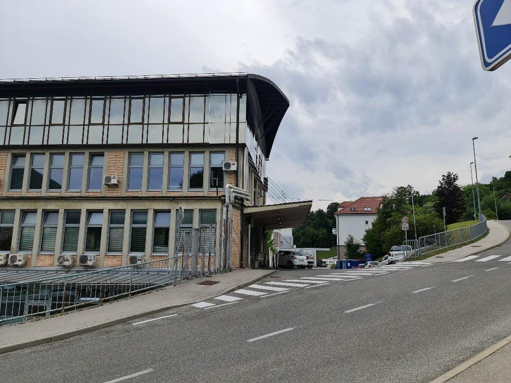 Strašil okoli zdravstvenega doma, zasegli so mu sekiro