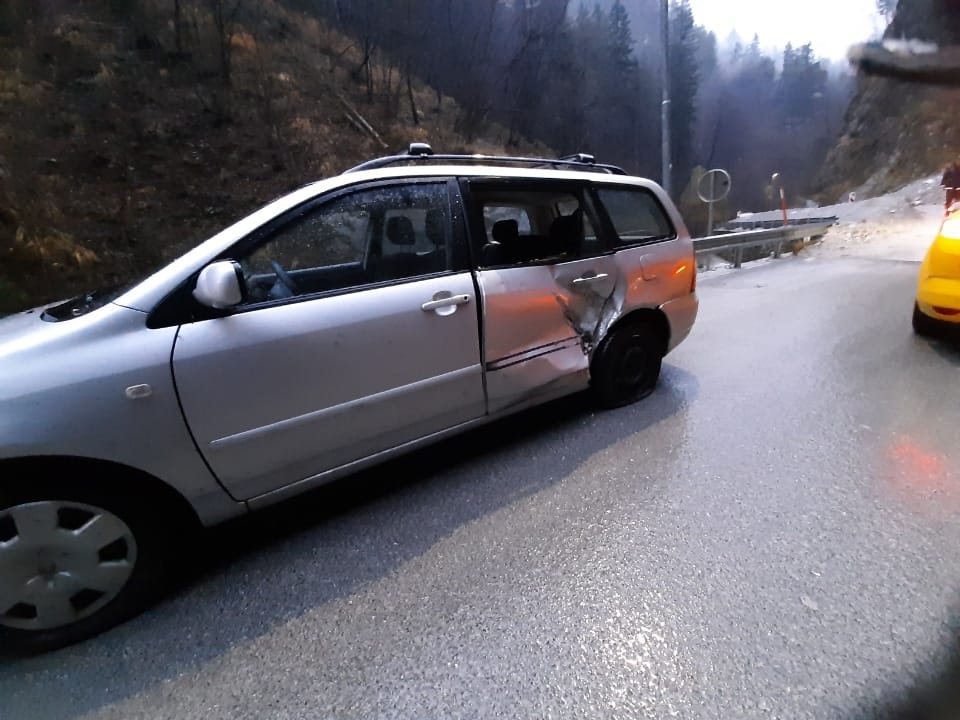 FOTO: Čez vikend cesta popolnoma zaprta, otroci v šolo preko Trbovelj