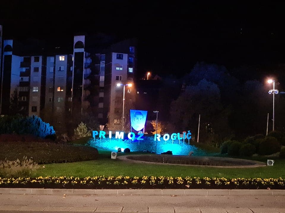 Z lučmi so se odeli v modro barvo