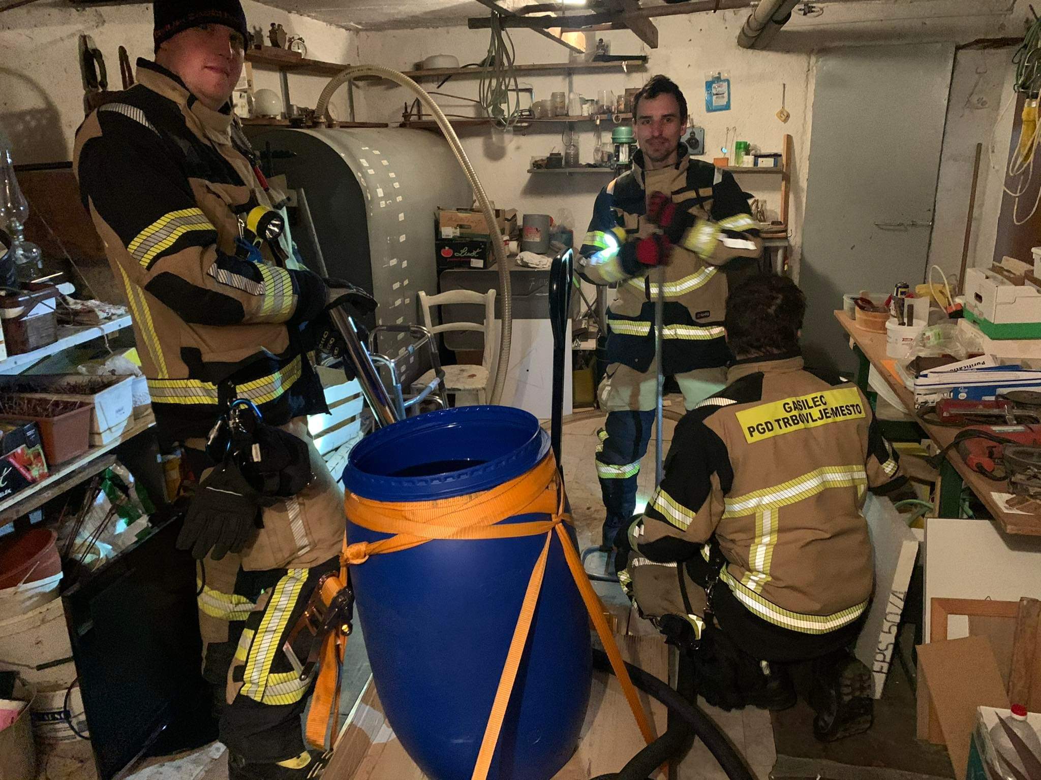 Trboveljski gasilci na pomoč občanom: sekali bodo drva, pripeljali kurilno olje