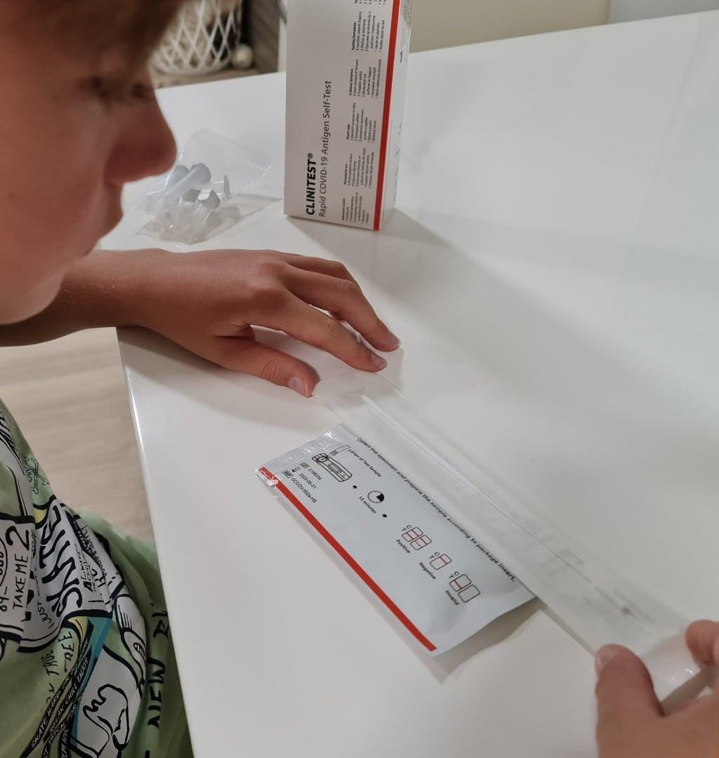 Virus močno kroji delo zasavskih šol in vrtcev, "krpajo, kjer se le da."