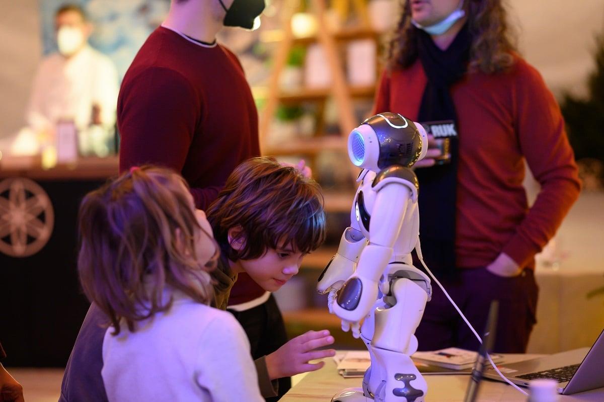 Trboveljčanka robotka Eva v Bruslju na odru in na velikem platnu v Tokiu