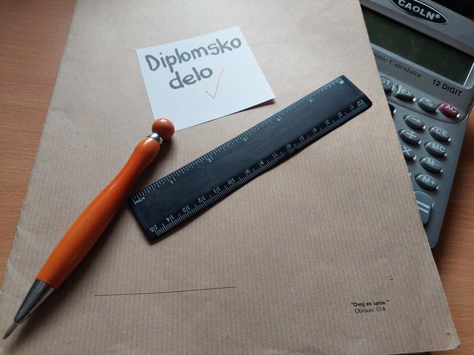 Zaključili študij? Preverite, ali lahko prejmete od 400 do 600 evrov nagrade!