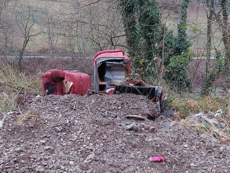 Nemarnosti ne konca ne kraja: Odslužen fotelj kar v naravo?!