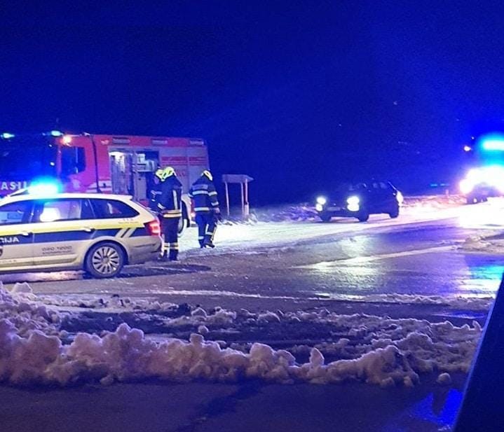FOTO: Sinoči trk dveh vozil, trije poškodovani