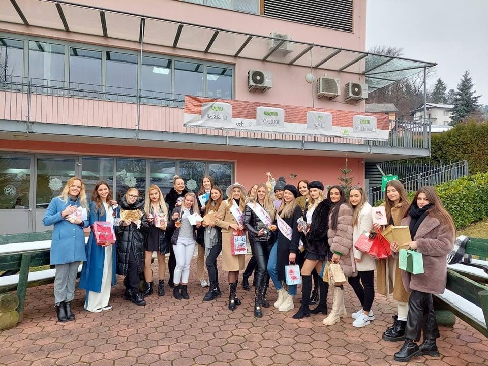 FOTO: Misice okrasile smrečico skupaj z varovanci VDC Zasavje