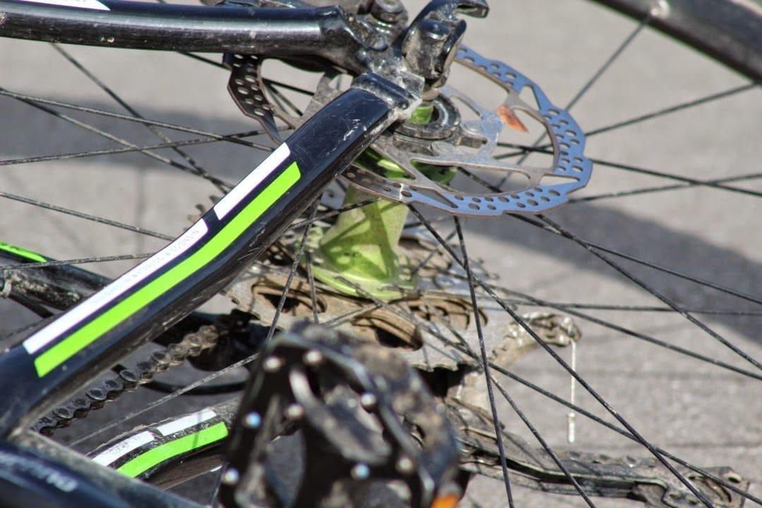 Kolesar se je poškodoval ob trčenju s peško