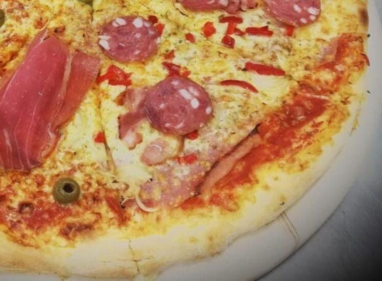 Namesto da bi kaj pojedel, je v "fast food-u" pijan razgrajal!