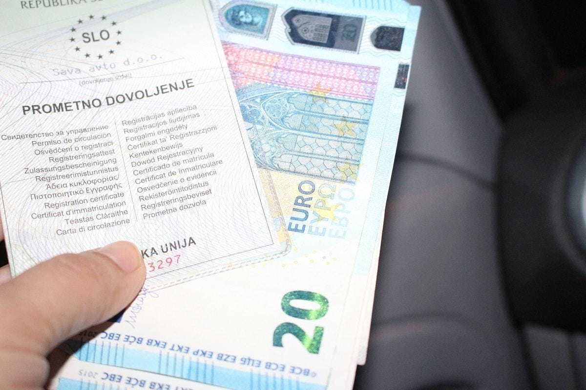 Pester prehod iz 2021 v 2022: Prometne, požari, brez zaščitne maske, pokanje, ...