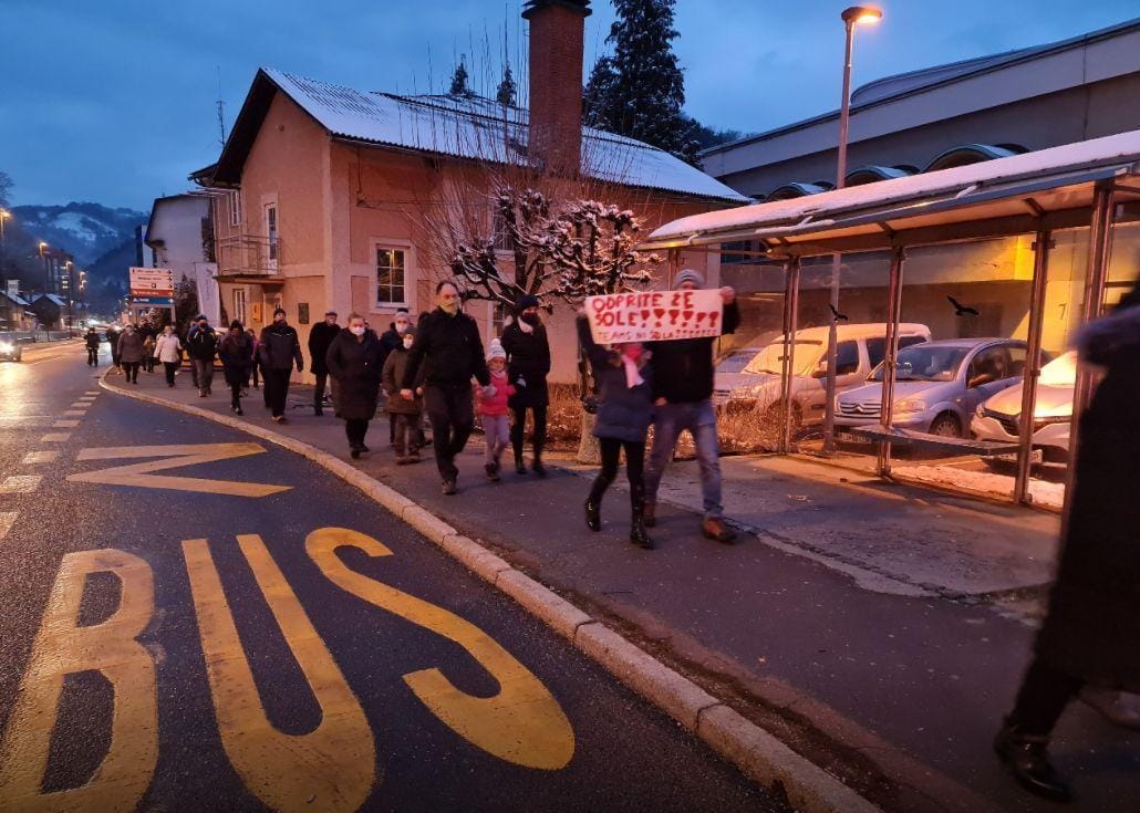 Lani ob 500 okužbah zaprte šole in protest na ulici, danes 4000 okuženih in ...