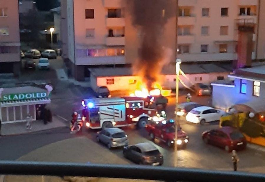 VIDEO: Danes zjutraj na parkirišču zagorelo vozilo