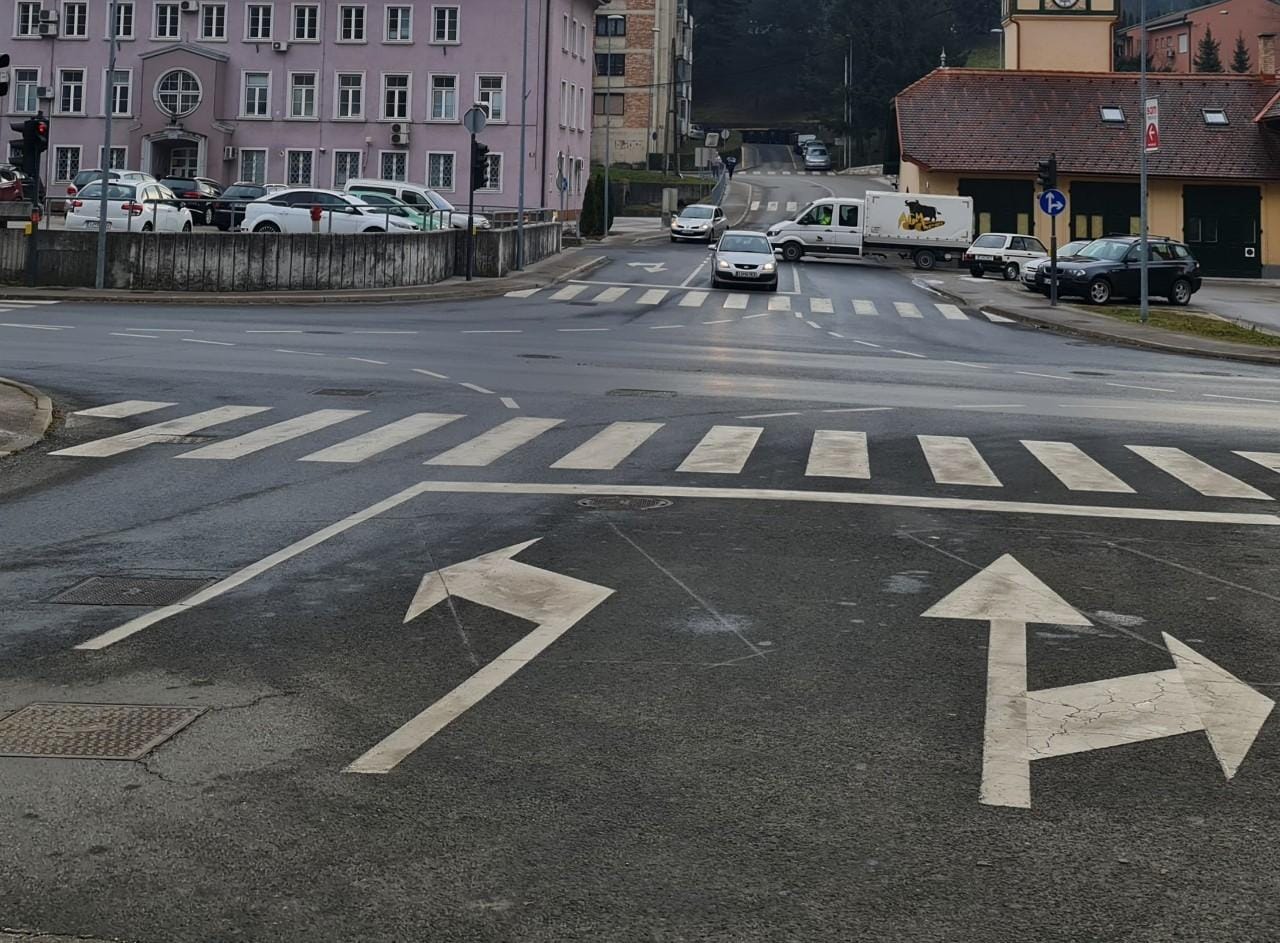PREVIDNO: Vsaj za 4 včerajšnje nesreče "kriva" neprilagojena hitrost na spolzkem vozišču