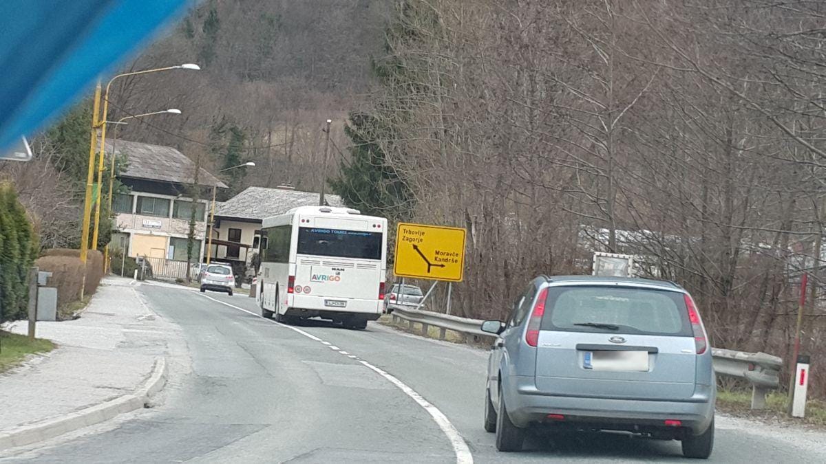 Zaradi sečnje in spravila lesa zaprta cesta na Izlakah