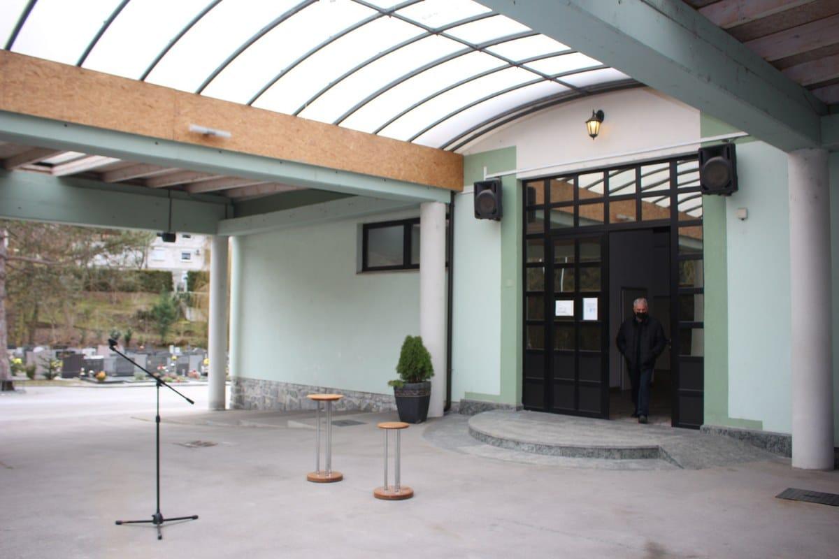 Odpada omet, pušča streha, dotrajane so poti ...gre za največji poslovilni objekt v Hrastniku