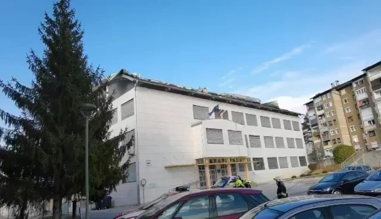 FOTO: Razkrilo strehi, kose pločevinaste strehe nevarno nosi po ulicah