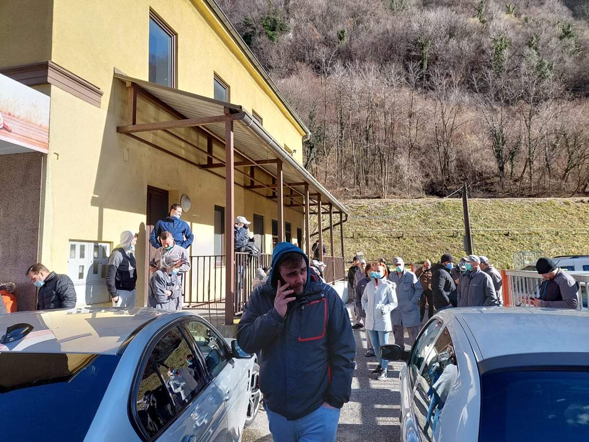 Delavci vročajo odpovedi: "Tako se ne da več." V Steklarni jim dajejo čas za razmislek.