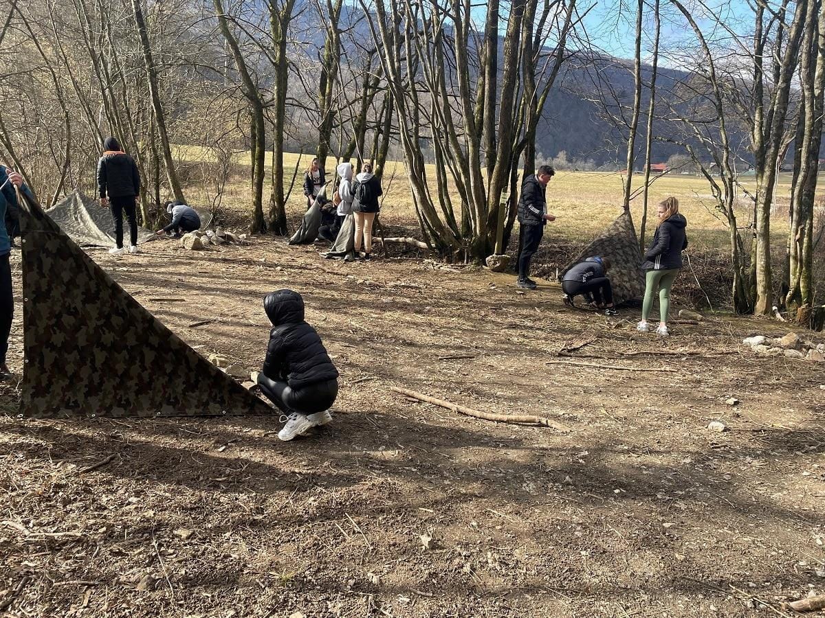 Tabor SŠ Zagorje: lokostrelstvo, peka belokranjske pogače, preživetje v naravi