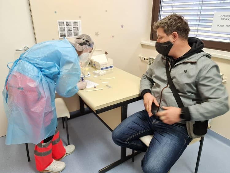 Konec vrst, zabojniki zapirajo okenca, uradnih navodil pa še ni