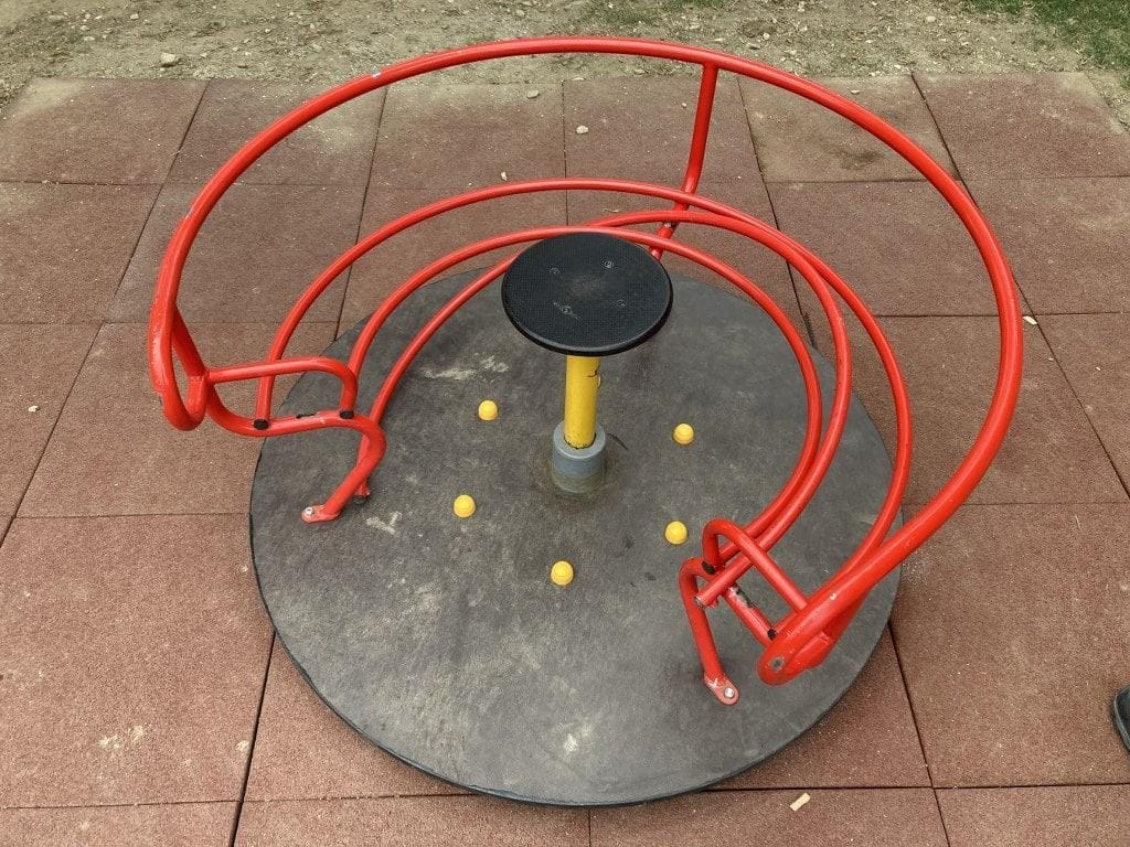 Vandali so se lotili prenovljenih otroških igral v mestnem parku