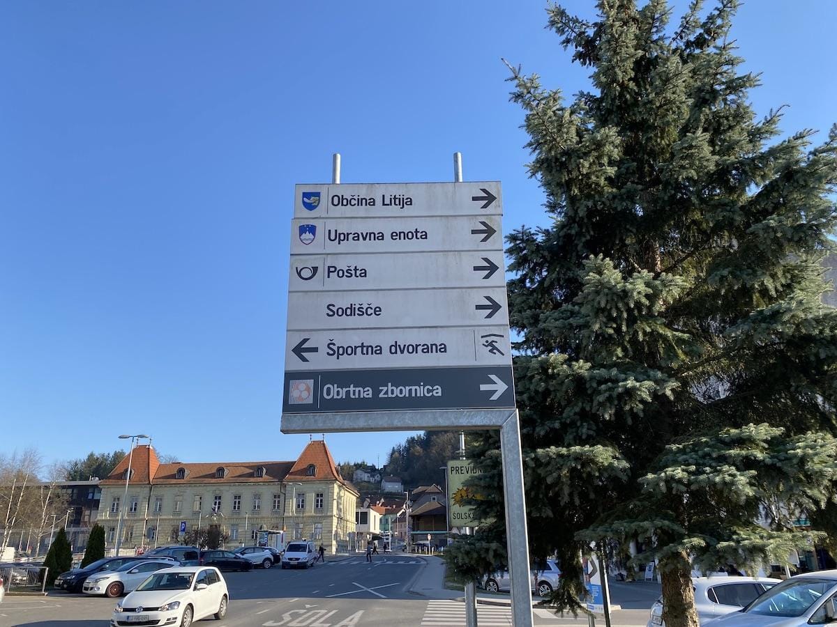 Urbani sprehod za povezovanje prebivalcev v blokovskem naselju