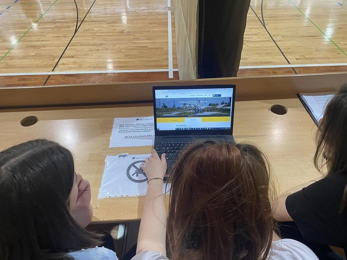 Predlagali so fitnes na prostem, pa tekaško stezo...obeta se sprehajalna pot, kolesarski poligon