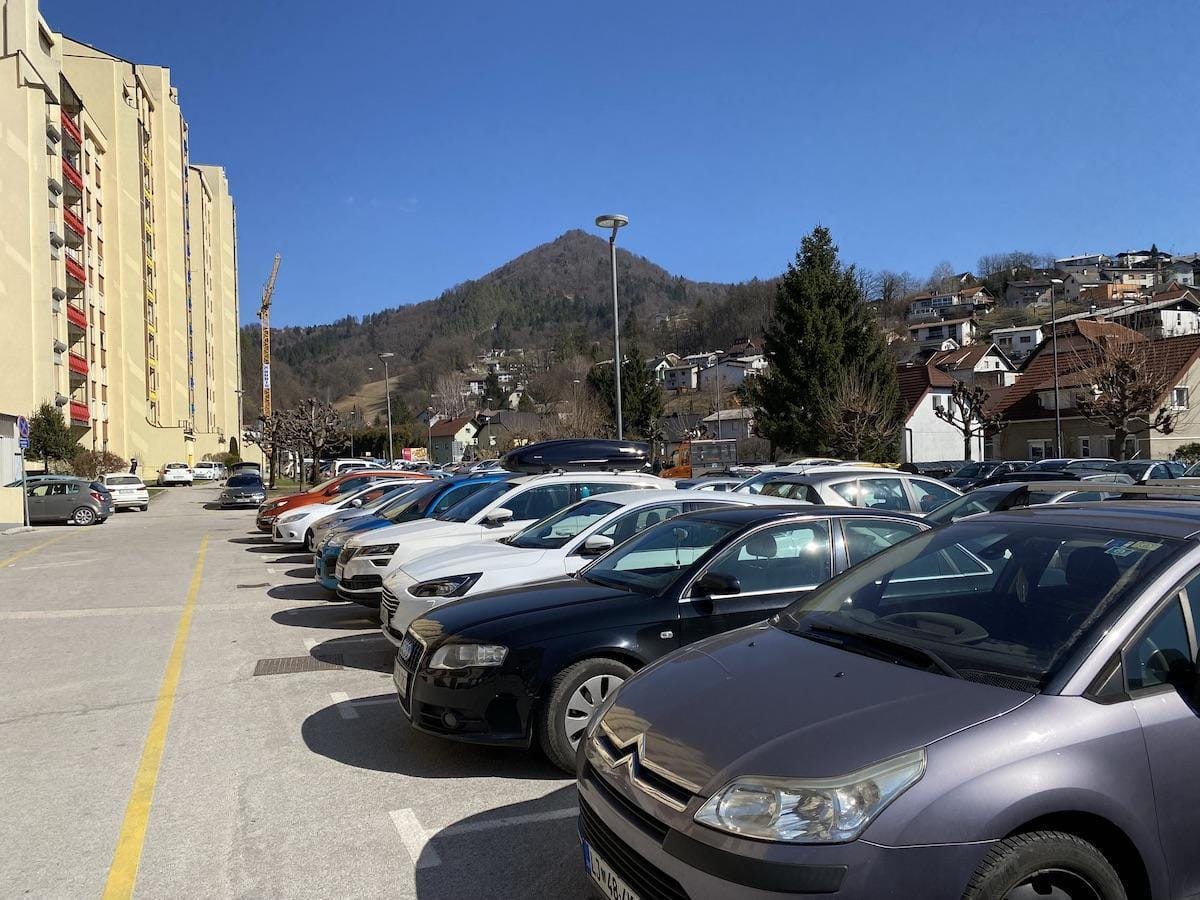 Bo po rekordnih cenah goriva število avtomobilov v Zasavju (spet) upadlo?