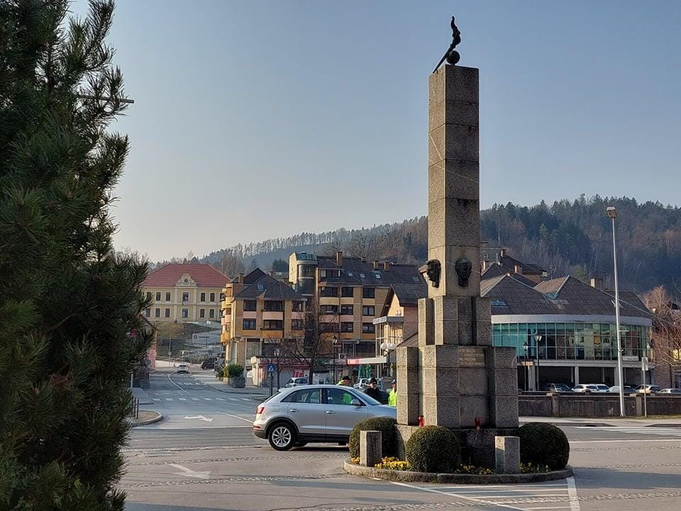 So ga postavili, pa premaknili - a sredi mesta je že sedemdeseto leto!