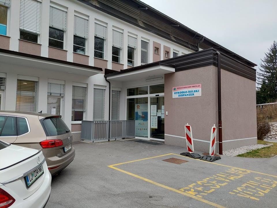 Čakanje na termin pri pediatru nič več zunaj, sedaj v predprostoru