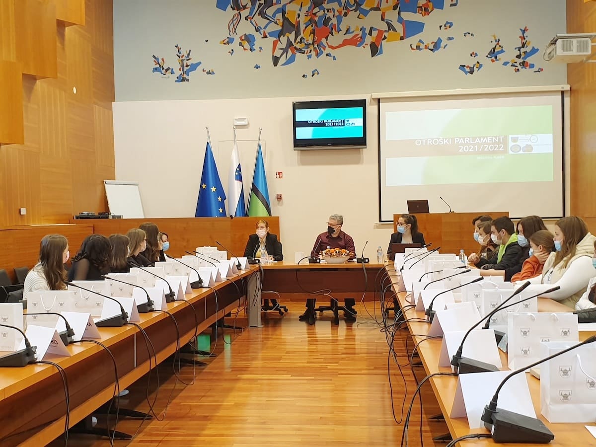 Raje bi bili srečni na delovnem mestu, četudi bi imeli manj denarja