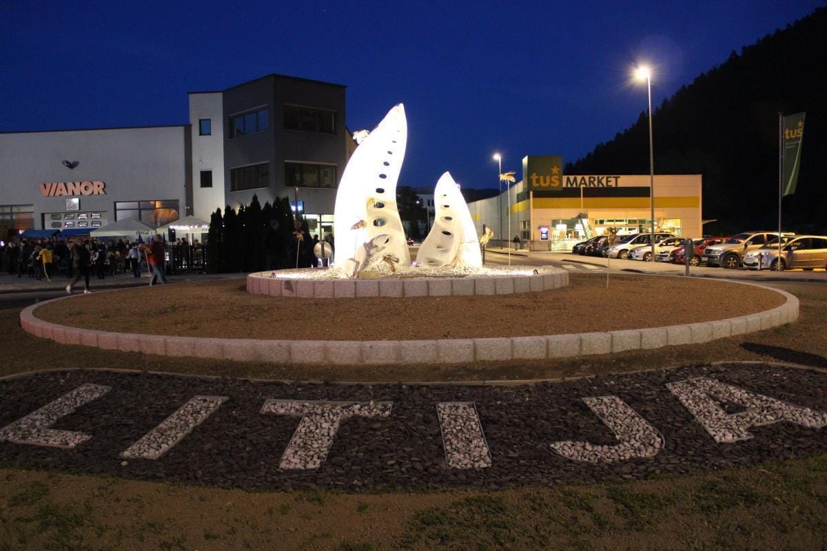 V Litiji zasijala skulptura ob 100. obletnici čebelarske pravde 