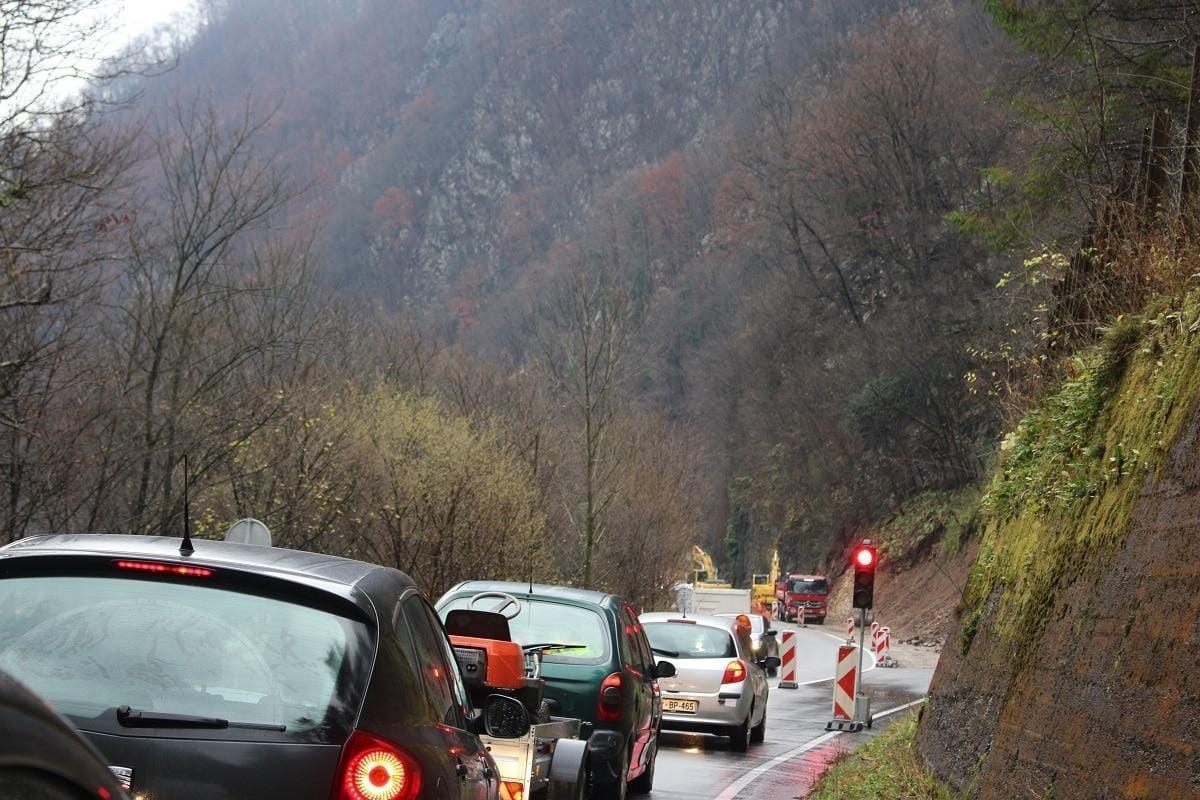 Meni nič, tebi nič - akumulatorje iz semaforjev!