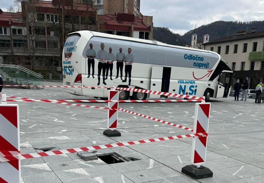 Strankarski avtobus poškodoval mestno ploščad