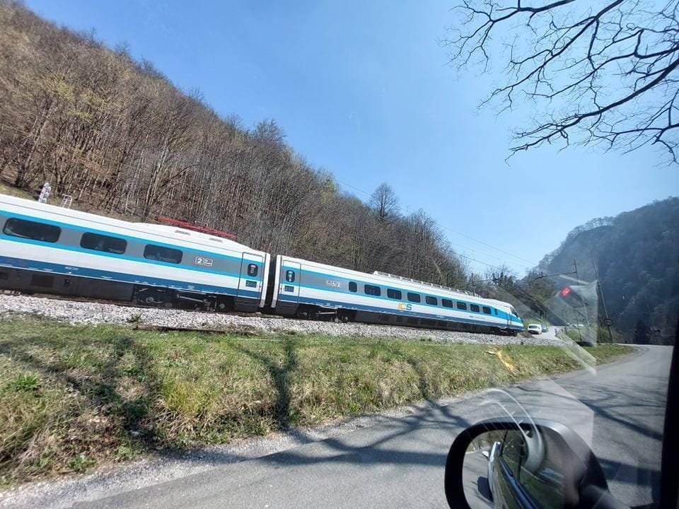 POZOR: Vlaki bodo zamujali tudi več kot pol ure!
