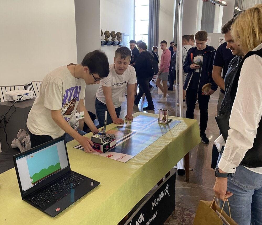 FOTO: Dijaki in učenci imajo visoko tehnologijo v malem prstu