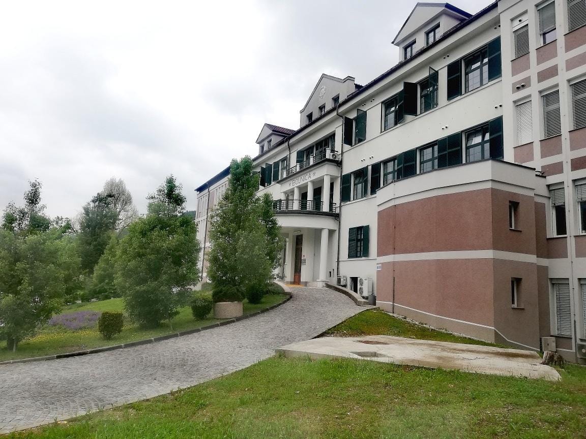 Danes se zapirata dva oddelka v trboveljski bolnišnici, župan zahteva izredno sejo