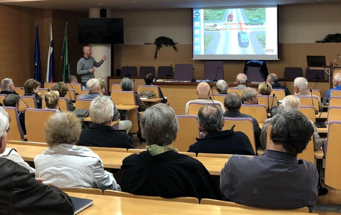 Poiskali enega od načinov, da so tudi starejši vozniki varni vozniki